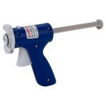 LOCTITE® 98815 (IDH 1544934) este un distribuitor manual de seringă de 30 ml , pentru orice produs ambalat într-o seringă standard de 30 ml.